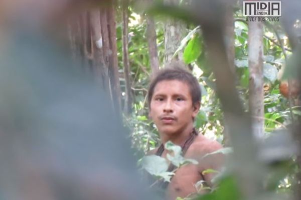 アマゾンで暮らす絶滅寸前の非接触部族、その男性の貴重映像が撮影される