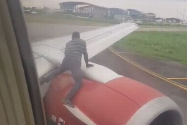 アフリカの空港で男が離陸前の旅客機を止め、翼に飛び乗る【動画】