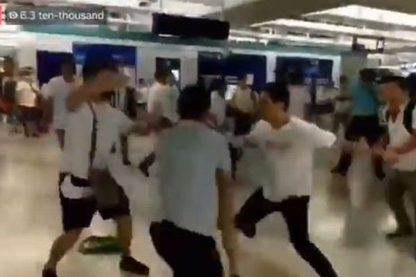 香港で白いシャツを着た集団が駅で暴行、乗客らを襲った男らの素性とは【動画】