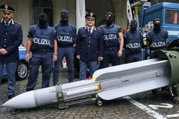 イタリアで極右政党に繋がりのある男など3人を逮捕、空対空ミサイルを押収