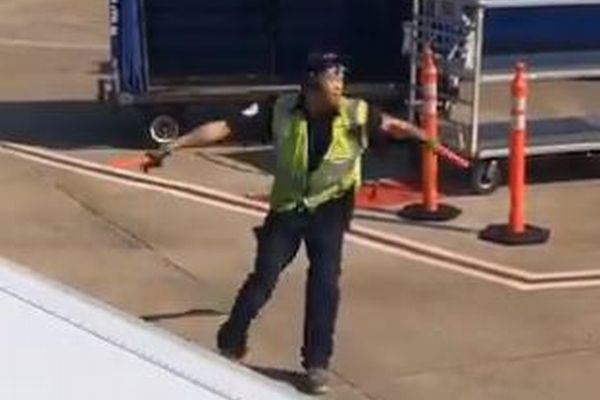 駐機場でダンスを披露する空港職員、あまりにも楽しそうに踊る動画が話題に
