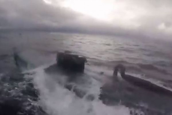 米沿岸警備隊が麻薬を密輸していた小型潜水艇を発見、追跡する動画を公開