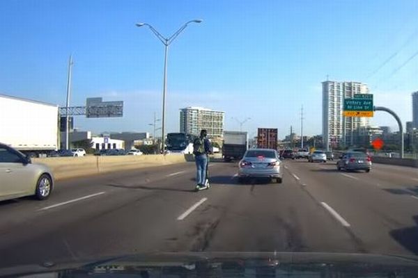 米のハイウェイに電動スクーターで走る男性が出現、撮影した人もびっくり