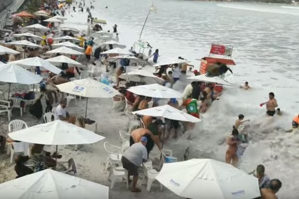 ブラジルのビーチに突然大きな波が押し寄せ、海水浴客らが一時パニックに【動画】