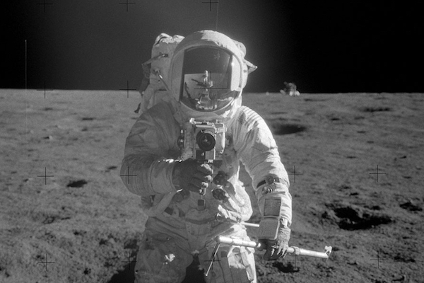 アポロ12号の飛行士らが月へ持って行った、PLAYBOY誌のヌード写真をNASAが公開