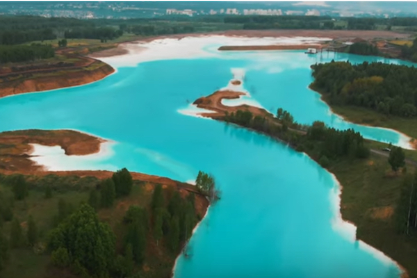 ロシアのインスタグラマーが集まる美しい湖は、化学物質の廃棄場所だった！