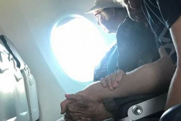 飛行機に脅える高齢者の女性、優しく接する青年の写真が話題に