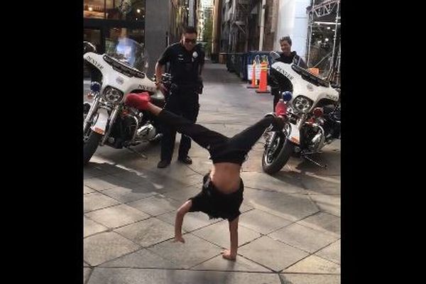 警察官と少年が街でブレイクダンスを披露、楽しげに踊る動画が話題に