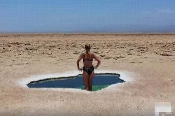 旅行者が砂漠の中に天然のプールを発見、その光景がなんとも不思議
