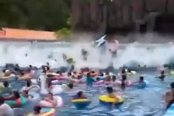 中国のプールで巨大な人工の波が発生、人々が飲み込まれ44人が負傷【動画】