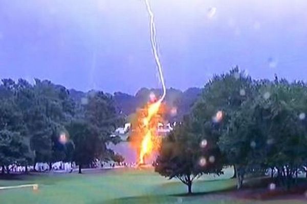 PGAツアーのゴルフコースで落雷、その瞬間をとらえた動画が恐ろしい