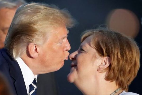 トランプ大統領とメルケル首相がキス？G7で撮影された写真に思わずドキッ！