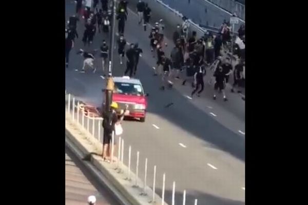 香港デモ、1台のタクシーがデモ参加者を轢こうとする動画が公開される