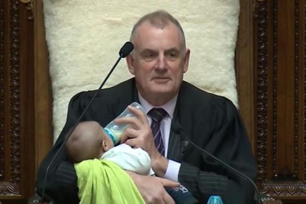 NZの国会で議長が議員の赤ちゃんをあやす、その姿が話題に