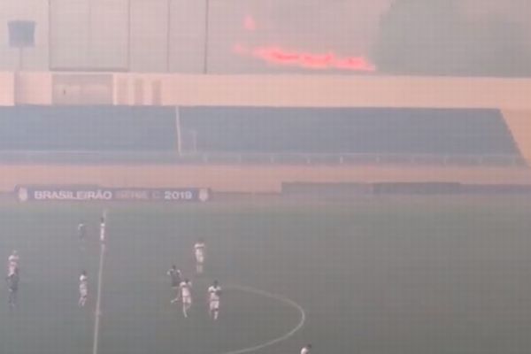 アマゾンの森林火災が原因？ブラジルのサッカー競技場の外でも火災が発生