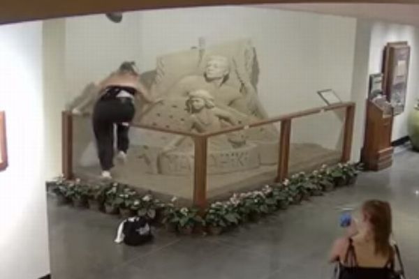 これはひどすぎる！ハワイのホテルで女が砂の彫刻を破壊する【動画】