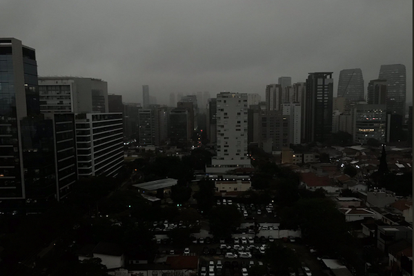 まるで世界の終わり…アマゾンの火災により、真昼のブラジルが闇に包まれる
