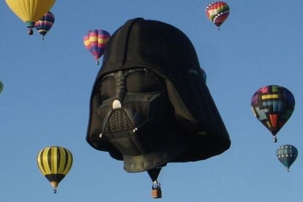 英で開催されたバルーン・フェス、ダース・ベイダーの気球が空に浮かぶ
