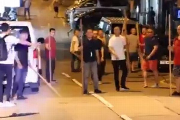 香港で若者を襲撃した白シャツ集団、今度はデモ参加者に追われて逃げる