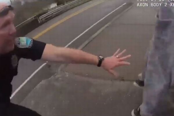 自殺志願者が橋から飛び降りるも、警官が間一髪で足を掴み救助【動画】