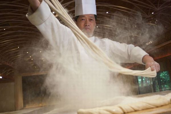 その長さは驚異の183m、日本人シェフが世界一長い麺を作りギネス記録