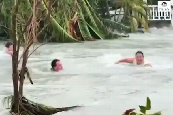 ハリケーン「ドリアン」、洪水に流されそうになる人々の映像がショッキング