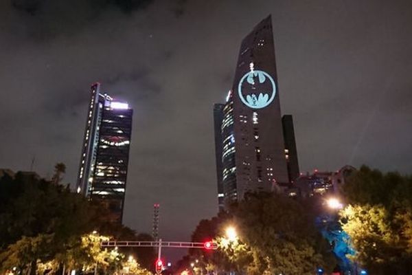 バットマンのシンボル、「バット・シグナル」が世界各地の建物に投影される