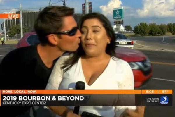 テレビの生放送中にリポーターにキスした男、身元が特定され起訴される