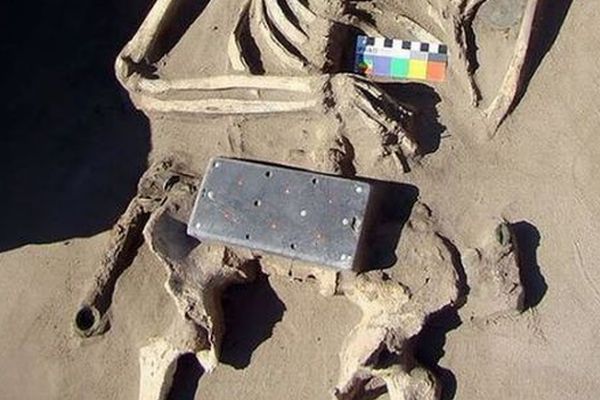 ロシアの遺跡からiPhoneを発掘？ユニークな古代の装飾品が話題に