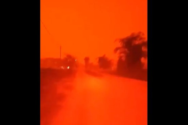 まるで火星のよう！インドネシアの森林火災、夜空が真っ赤に染まる