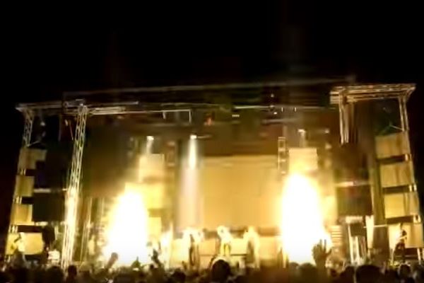 スペインでコンサート中に事故、花火のカートリッジが直撃し女性ダンサーが死亡