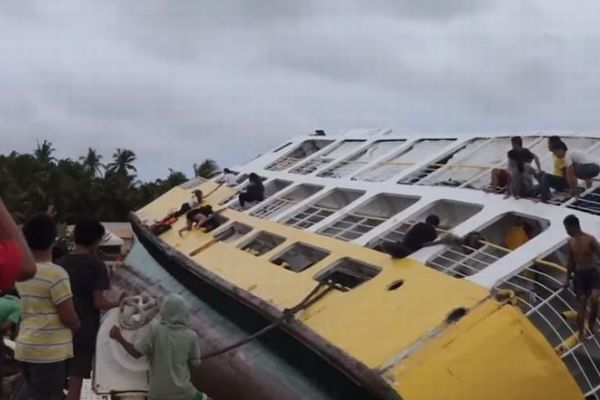 フィリピンの港でフェリーが大きく傾き乗客が避難、撮影された動画が恐ろしい