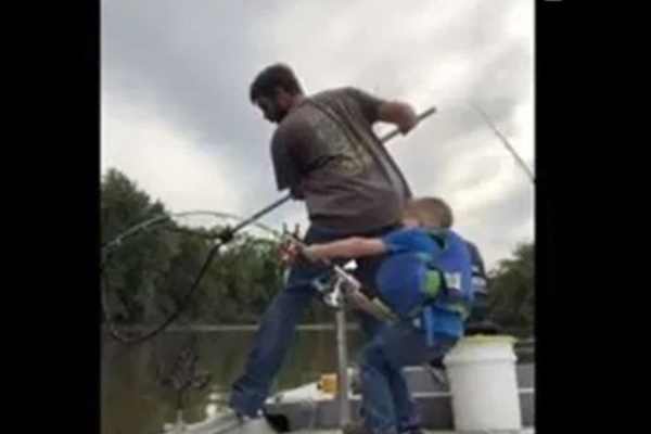 5歳の男の子が身長の半分近くもある大物を、1人で釣り上げる【動画】