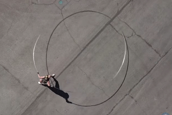 ラスベガスの女性が直径5.18mのフラフープを回して世界記録！骨折の危険もあった