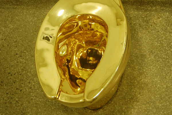 配管済みオール18金の「黄金の便器」が、イギリスの宮殿から盗まれた