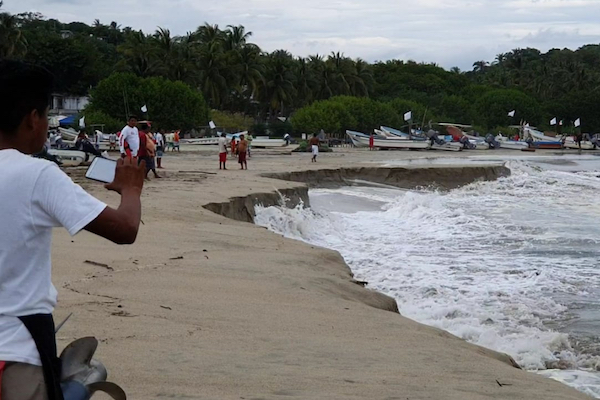メキシコでビーチが波に食われる怪現象が発生
