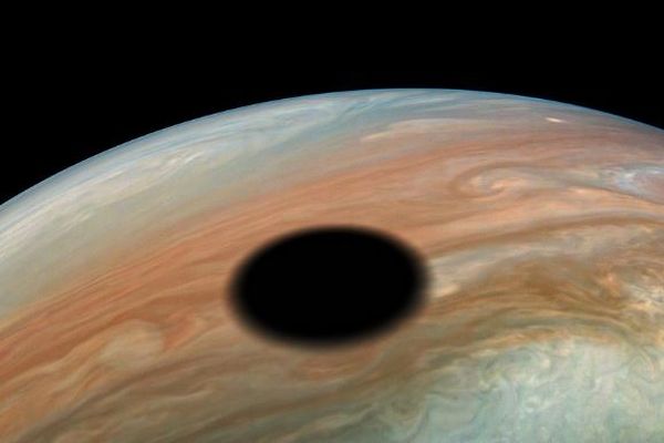 NASAの探査機「ジュノー」が、木星の表面にできた日食の影を鮮明にとらえる