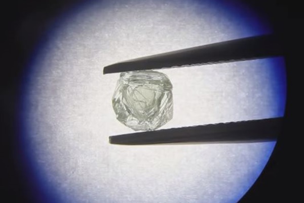 ダイヤの中に小さなダイヤが！二重構造になった珍しい宝石が発見される