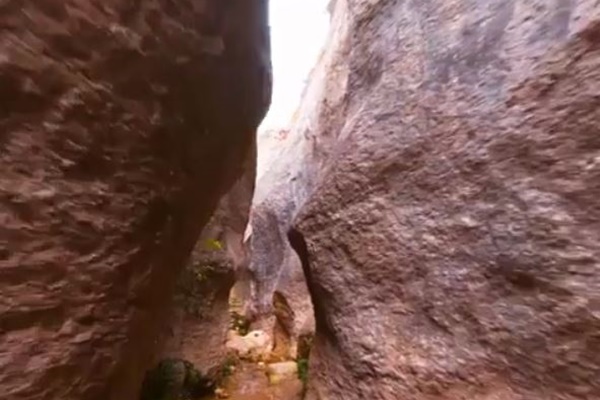 断崖すれすれに飛行するドローン、峡谷をすり抜ける映像がスリル満点
