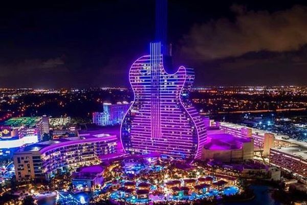 フロリダ州でギターの形をしたホテルが誕生、24日にグランドオープン