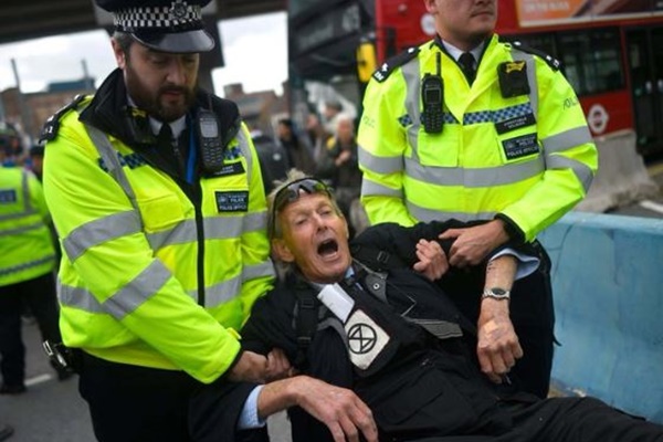 ロンドンで気候変動への対処を訴えるデモ、4日間で1000人以上が逮捕される