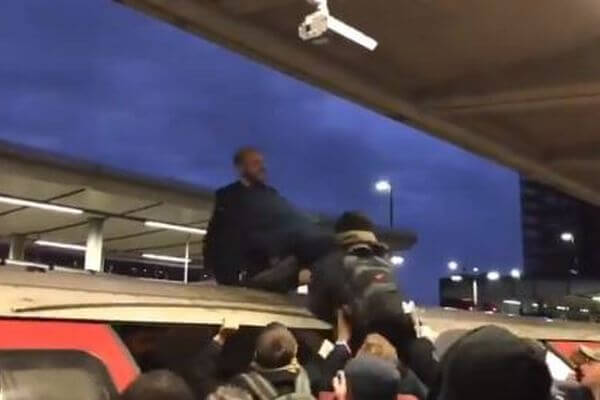 「絶滅への反抗」の活動家、乗客により電車の屋根から引きずり降りされる