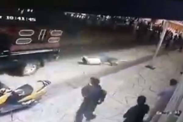 メキシコで村長が手足を縛られ、車で引きずられる動画がショッキング