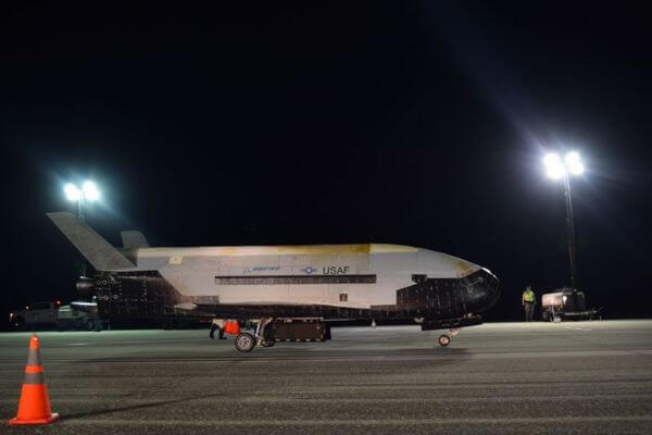 米空軍の無人スペースプレーンが780日間の飛行を終え、地球へ帰還