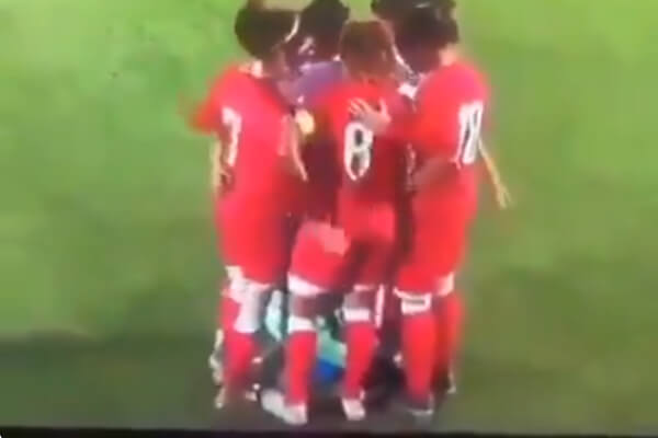 サッカー選手権大会でヒジャブが取れかけたムスリム女子選手に、敵チームがプレイを止めて協力