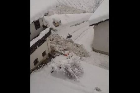イタリアで谷から大量の雪が押し寄せ、瓦礫とともに通りを流れていく【動画】