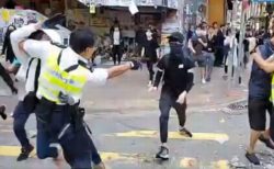 香港で警官が発砲、若者が腹部を撃たれる瞬間の映像が拡散【閲覧注意】