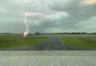 NZの空港で待機していた旅客機に落雷、その瞬間の写真を撮影