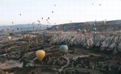 トルコの世界遺産で多くの気球が集結、ドローンにより不思議な動画を撮影