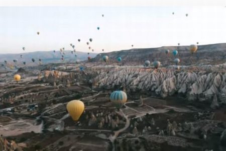 トルコの世界遺産で多くの気球が集結、ドローンにより不思議な動画を撮影